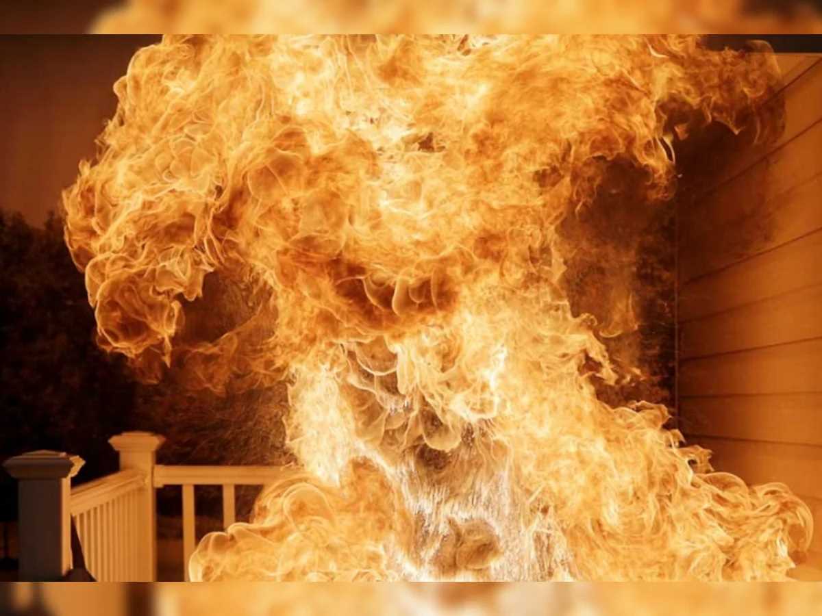 दिल्ली में चार मंजिला इमारत में लगी भीषण आग, आग की चपेट में आए तीन लोगों की मौत